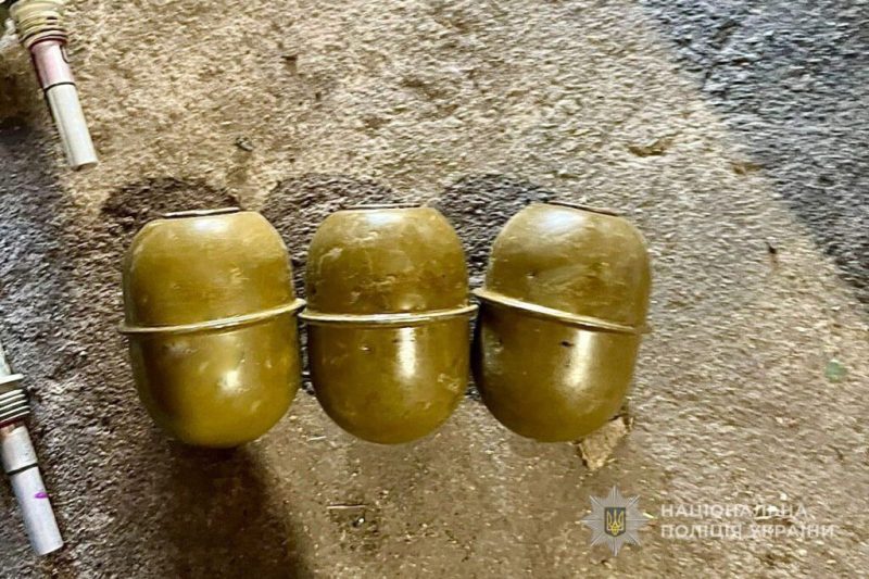 У Конотопі поліцейські викрили чоловіка, який зберігав бойові гранати