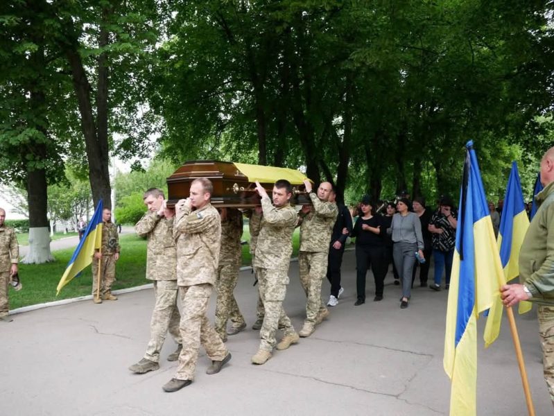 У Ромнах попрощалися з військовим Сергієм Шкурою, який загинув ще в жовтні 2023 року + ФОТО