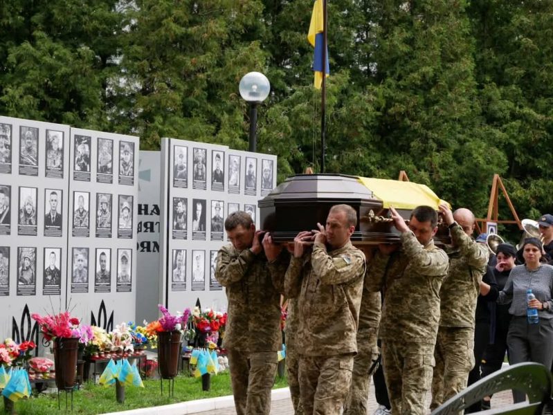 У Ромнах попрощалися з військовим Сергієм Шкурою, який загинув ще в жовтні 2023 року + ФОТО