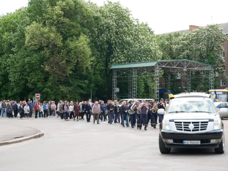 У Ромнах попрощалися з військовим Сергієм Шкурою, який загинув ще в жовтні 2023 року + ФОТО