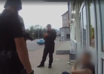 У Шостці молодь допомогла поліції затримати злодія, який викрав одяг із секондхенду + Відео