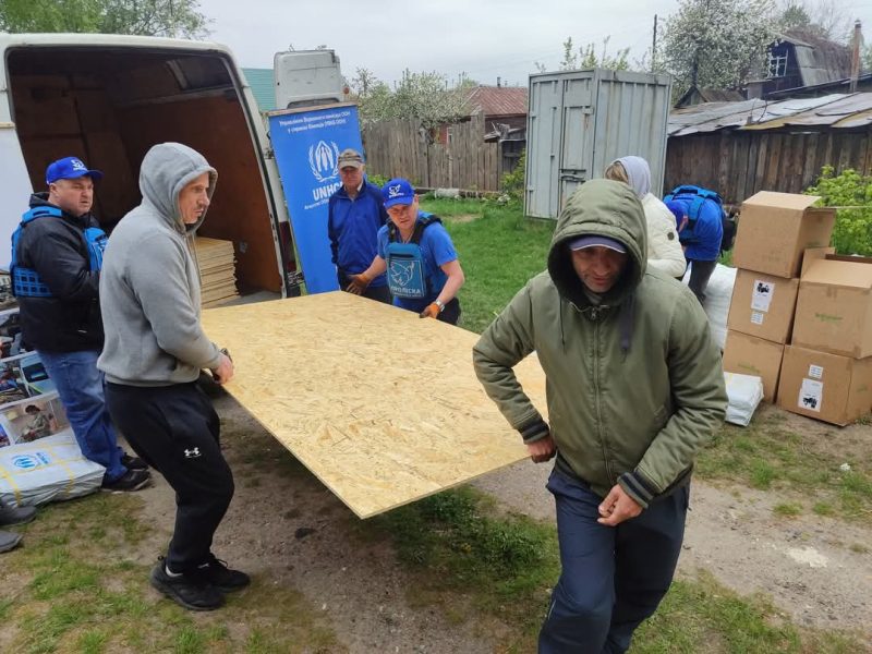 У Шостці пошкоджено 8 багатоквартирних будинків. Волонтери надали людям допомогу для екстреного ремонту житла