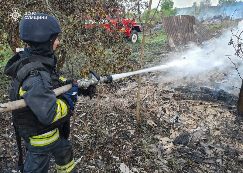 У Шосткинському районі вогнеборці ліквідували пожежі, які спричинили ворожі авіаудари + Фото