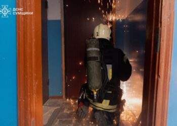 У Сумах із задимленої квартири врятували непритомну жінку