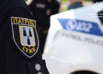 У Сумах патрульні разом із рятувальниками врятували чоловіка з палаючої квартири (відео)