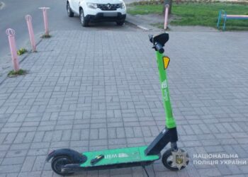 У Сумах водій збив дитину на самокаті, яка рухалась по тротуарній доріжці