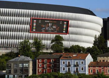 ВІДЕО. Фанати Тоттенгема і МЮ влаштували масову бійку напередодні фіналу ЛЄ