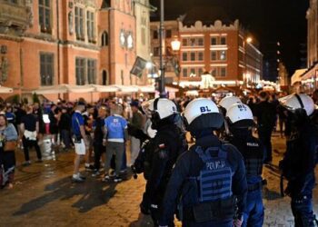 ВІДЕО. Летіли пиво та стільці. Фани Бетіса та Челсі влаштували масову бійку