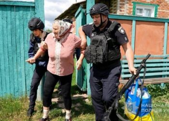 «Єдина надія на наших «Білих янголів»: на Сумщині поліцейські евакуювали жінку з села біля кордону