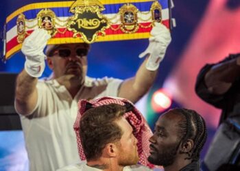 Знаковий бій: Альварес та Кроуфорд битимуться за рекордний пояс