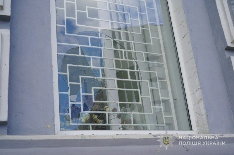 У Сумах на місці прильотів безпілотників біля ОВА працює поліція