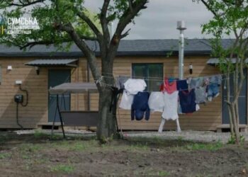 Багатодітна родина з Краснопілля, яка двічі втратила житло через війну, мешкає у модульному містечку