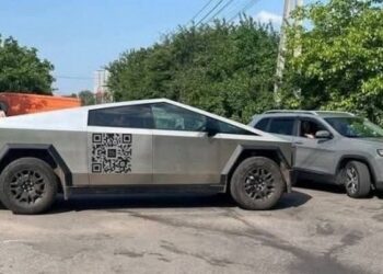 В Україні постраждав у ДТП перший пікап Tesla Cybertruck (ВІДЕО)
