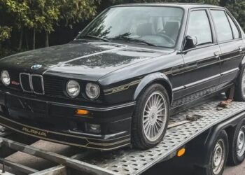 Справжні раритети: в Україну привезли цінні колекційні спорткари BMW (ФОТО)