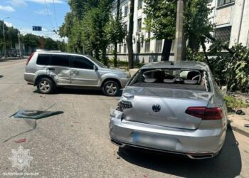 Невдале перестроювання: у Сумах зіткнутися Nissan та Volkswagen