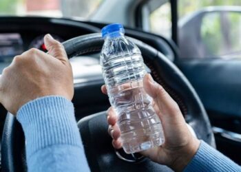 Експерти попереджають не залишати воду в автомобілі на ніч влітку: чому саме
