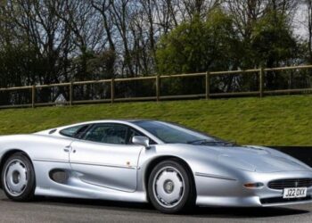 Капсула часу з 90-х: виявлено культовий суперкар-рекордсмен у новому стані (ФОТО)