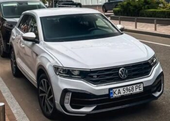 У Києві помітили рідкісний заряджений кросовер Volkswagen на 300 сил (ФОТО)