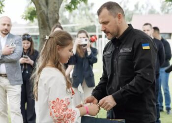 8-річна Аріна з Сум, яка рятувала своїх тата і брата з-під завалів, отримала відзнаку “Діти – Герої 2025” від МВС