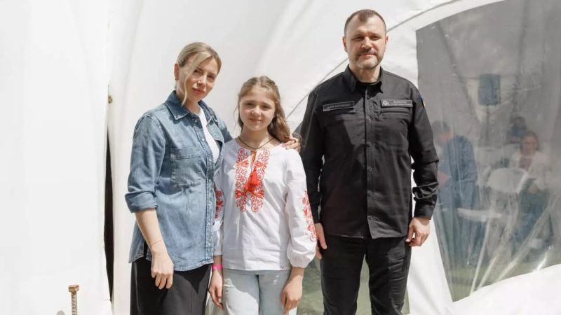 8-річна Аріна з Сум, яка рятувала своїх тата і брата з-під завалів, отримала відзнаку “Діти – Герої 2025” від МВС