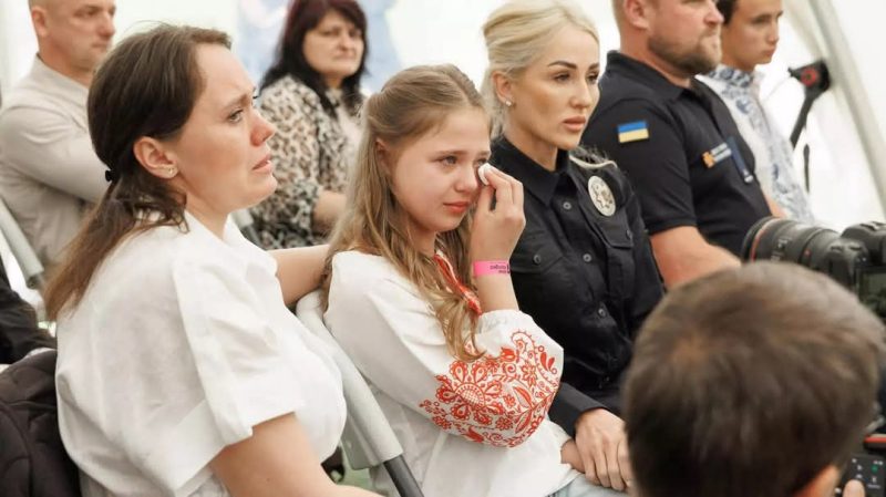 8-річна Аріна з Сум, яка рятувала своїх тата і брата з-під завалів, отримала відзнаку “Діти – Герої 2025” від МВС