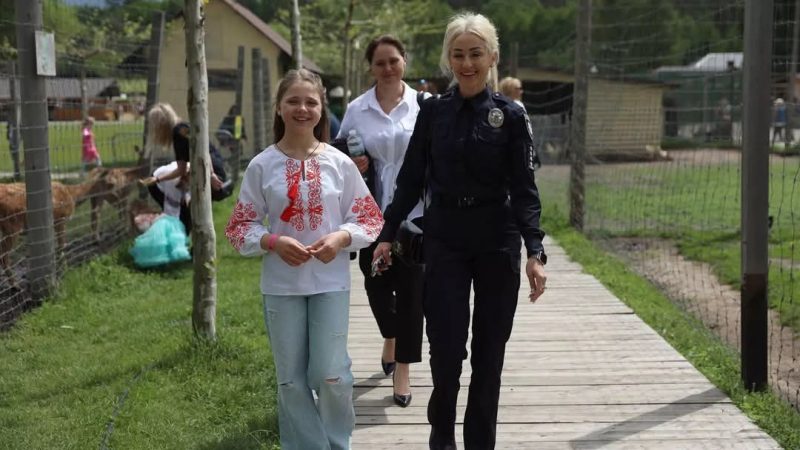 8-річна Аріна з Сум, яка рятувала своїх тата і брата з-під завалів, отримала відзнаку “Діти – Герої 2025” від МВС