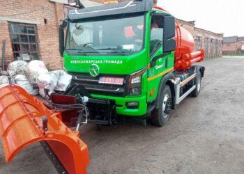 Український завод випустив ще один спецавтомобіль для комунальників (ФОТО)