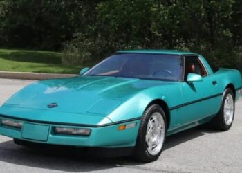 Капсула часу з 90-х: виявлено 35-річний американський спорткар без пробігу (ФОТО)