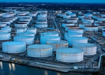 Нафтові резерви США впали до річного мінімуму