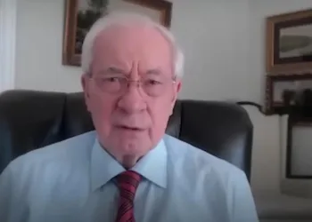 “Академік” Азаров звинуватив “бандерівців” у розправі над чеським письменником Ярославом Гашеком: чому з цього сміється інтернет