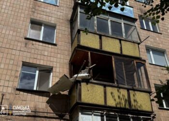 Атака БпЛА на Конотопську громаду: один із дронів влучив у балкон багатоповерхівки