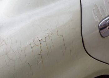 Витік гальмівної рідини: чим він небезпечний для лакофарбового покриття