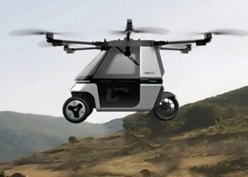 Універсальний транспорт: у продаж надійшов перший у світі летючий мотоцикл-амфібія (ФОТО)