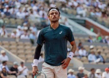 Незручний момент на Ролан Гаррос: тенісист влучив у суддю