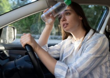 Небезпечні речі у спеку: що не можна залишати в машині влітку