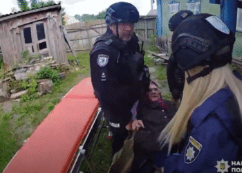 «Білі янголи» евакуювали з прикордоння Сумщини маломобільну 90-річну бабусю