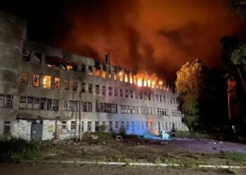 У Тростянці через ворожий обстріл виникла масштабна пожежа