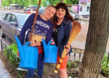 Дві небайдужі жительки Шостки прикрасили занедбану клумбу новими квітами