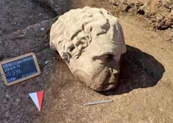 У Римі під площею Форуму Траяна знайшли гігантську мармурову голову