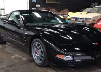 У старому гаражі знайшли знаменитий спорткар 2000-х із мінімальним пробігом (ВІДЕО)