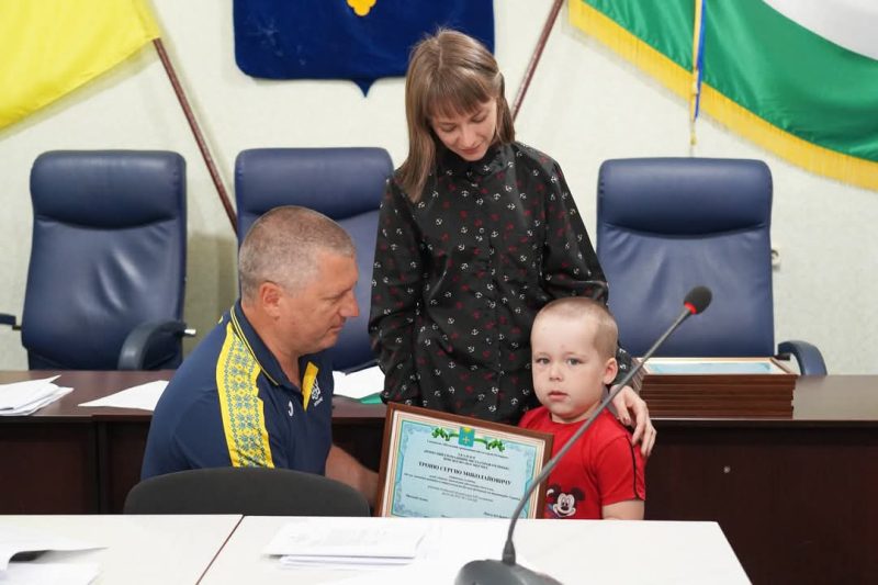 Герої – почесні громадяни Охтирки: ще 12 родин загиблих отримали Свідоцтва про присвоєння звання