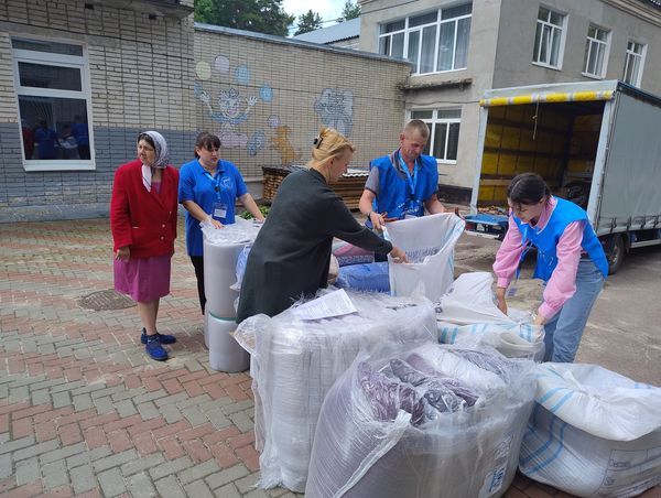 Інтернати для людей вразливих категорій Шосткинського району отримали непродовольчі товари першої необхідності для облаштування укриттів