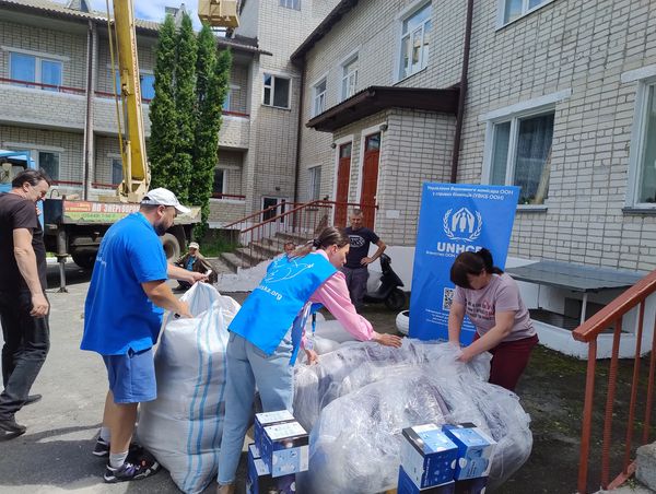 Інтернати для людей вразливих категорій Шосткинського району отримали непродовольчі товари першої необхідності для облаштування укриттів