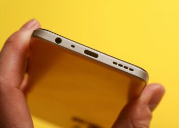 Як почистити гніздо зарядки смартфона в домашніх умовах: швидко і просто