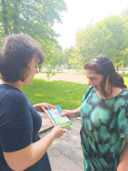 Конотопські бібліотекарі провели вуличну акцію “Використовуй енергію економно”