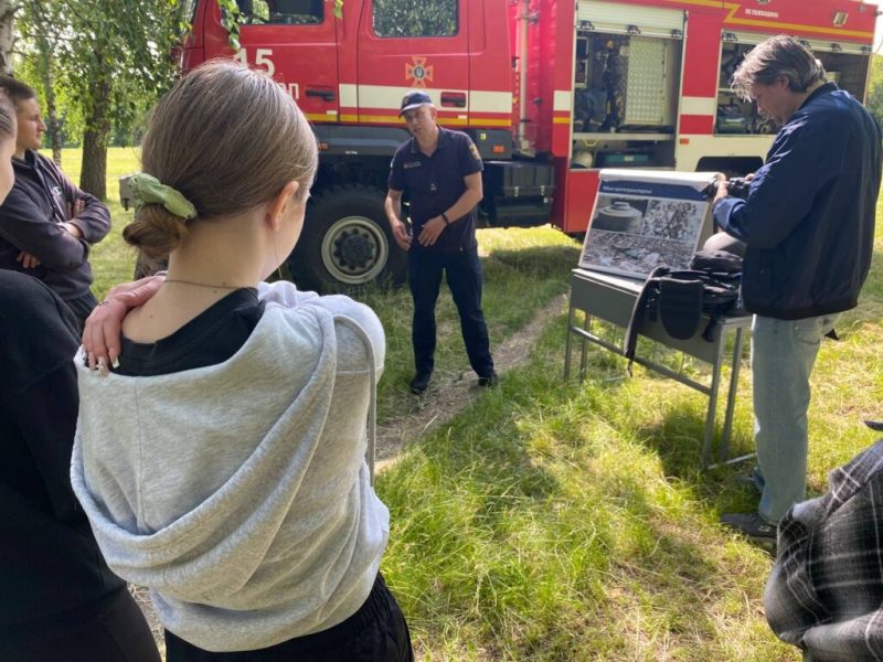 Конотопські рятувальники провели пізнавальне заняття для студентів