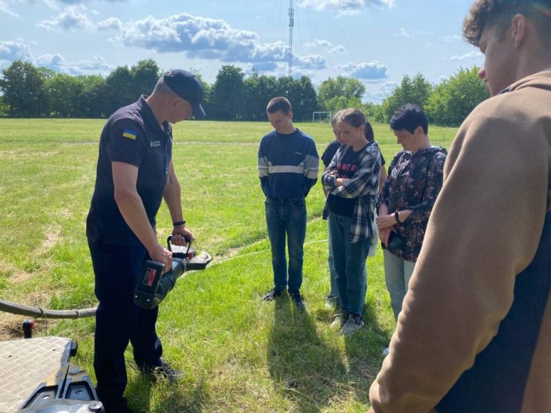Конотопські рятувальники провели пізнавальне заняття для студентів