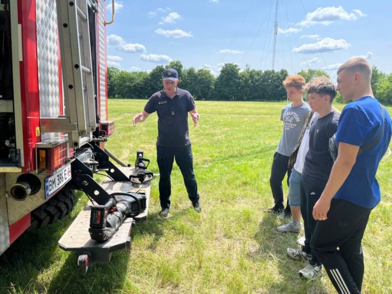 Конотопські рятувальники провели пізнавальне заняття для студентів