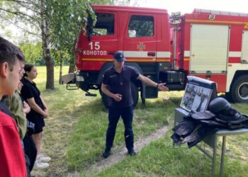 Конотопські рятувальники провели пізнавальне заняття для студентів