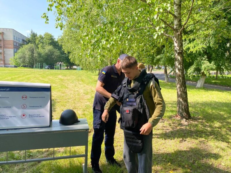 Конотопські рятувальники провели пізнавальне заняття для студентів